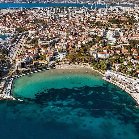 Deliri With Private Parking